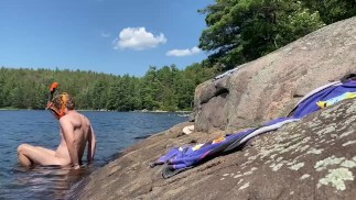 Un Canadien prend un bain de soleil dans son maillot de bain avant de faire de la plongée nue! 🤿 🍑🍆