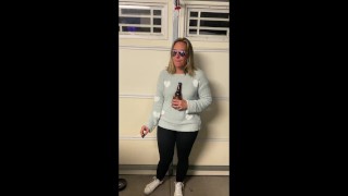 Mel Luvs Fumer dans le garage. PAWG MILF en pantalon de yoga LUVS à fumer.