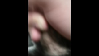 Ver porno con un amigo heterosexual se excita y se masturba