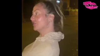 Classy prend une charge de sperme sur son visage puis se promène dans les rues avec ça dégoulinant sur son visage