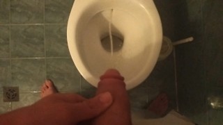 男の子はトイレで何をしていますか?🤔