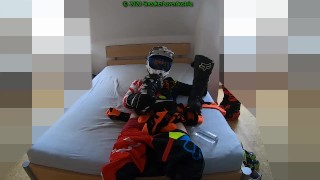 Plaisir dans Fox MX Gear, renifler, baiser, sperme sur les bottes - Partie 2