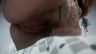 Pink chatte gonflée est poilue - clitoris frottant femme enceinte - belle-mère rousse chaude et naturelle