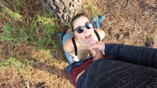 Jogger fait une pipe à un inconnu dans les bois et continue de courir avec son visage plein de sperme