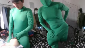 Behinderter Schwuler In Engen Spandex-Ganzkörperanzug Sperma