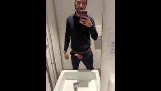 horny se branle dans les toilettes du lieu de travail