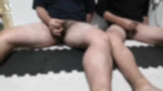Cuando vi AV con mi amigo, me emocioné y me masturbé.