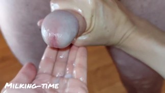 彼のペニスから精液が滴り落ちるのを笑う!ザーメン編集編集(搾乳時間)