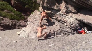 séance photo de sous-vêtements sur une plage nudiste