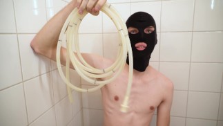 Jeune femme maigre fait une gorge profonde de 525 cm (206 pouces). Ma nouvelle vidéo la plus profonde. Juste fou!!!!