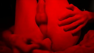Twink cavalca il dildo da vicino a letto