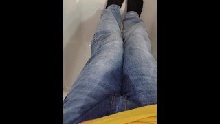 Mouiller et réwetting mon jeans pour le plaisir, jusqu’à ce que je le tenais trop longtemps et devienne trop désespéré.