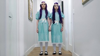 Step Sisters Jessae Rosae &Val Steele baisent une Guy dans la parodie shining - SisLovesMe vidéo complète