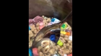 Писаю в миску с хлопьями... а потом ВЫПИТЬ! полное видео на моем Fansly Nikkii69