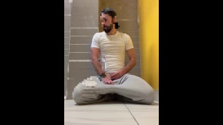 Mijando no banheiro público com plug anal e orgasmo corcunda