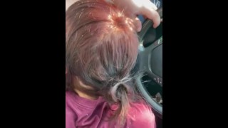 Une gothique rousse tatouée fait une pipe sur la route