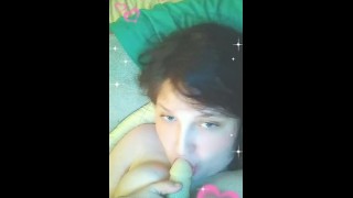 Solo Chubby Babe succhia il cazzo mentre usa le sue enormi tette naturali DDD