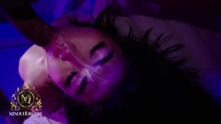 セクシーなアジア人は大きなBlackコックを吸います