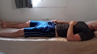 Hot mec se taquine à travers son short après la gym