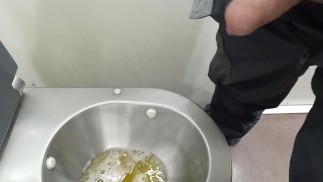 pisser dans les toilettes publiques du train