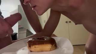 JIZZ DONUT Manger et sucer une ÉNORME BITE