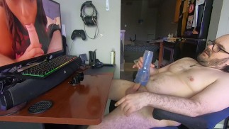 Widok z boku, jak pieprzę moją zabawkę do porno POV. Pulchne ciało taty i bez wstydu!
