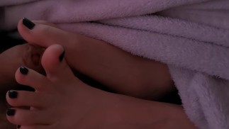 Footjob taquiner avec du vernis à ongles noir