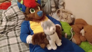 fursuiter baise une peluche modifiée et jouit