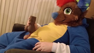 furry joue avec Bad Dragon Snowball Masturbator et jouit