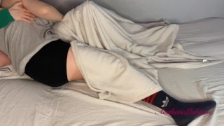 私の親友は一晩滞在し、彼女のボーイフレンドをだますことになりました