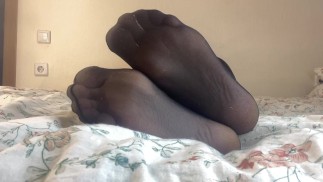 Caressez votre bite pour mes pieds en nylon