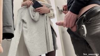 Public dick flash devant l’assistant du magasin s’est retrouvé avec un quickie dans le vestiaire.