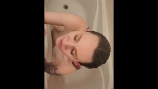 Pris Babygirl sous la douche alors je lui ai donné quelque chose d’autre à nettoyer (dm pour lien spécial)