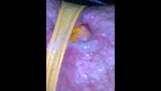 orange dans le trou du cul ruiné gluant de BBW maintenu en place par un string jaune