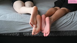 TSM - Rhea a Dylan spolu pózují bosí
