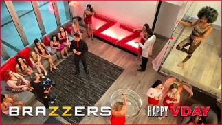 Brazzers - Bunny Colby, Keira Croft, Scarlit Scandal et Aubree Valentine font une orgie sauvage après la fête