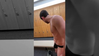 Uitkleden na de training voor de stoomkamer
