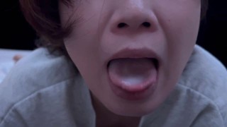 她想要精子，并被害羞的国君口交所刺激。