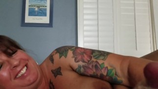 Sexy Tatouée, Chubby Milf obtient une éjaculation rapide surprise!