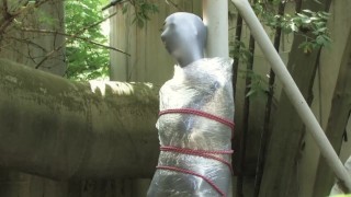 Esclave bondaged et cocooned dans le jardin mystère - Encasement complet fétiche dans zentai body bag