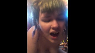 Hot Queer Babe Cums enquanto masterbate com brinquedos