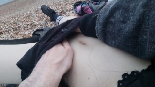 POV ~ Cute garçon doigte ma chatte humide britannique dans le besoin en public jusqu’à l’orgasme sur la plage très fréquentée