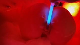 Le néon bleu entre dans sa chatte, l’engloutissant dans les flammes rouges.