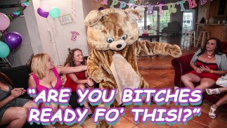 DANCING BEAR - Bende sletterige bitches gaan gek voor mannelijke stripper lul