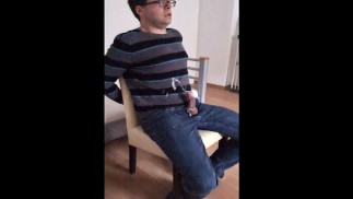 Grosse charge épaisse sans les mains en étant assis habillé sur une chaise - bel orgasme mains libres