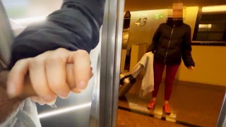 Dick Flash! Une fille sportive inconnue de l’hôtel me fait une pipe dans l’ascenseur public