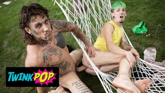 Twink Pop - Willinsky Cute Guy Charly mince se fait surprendre par la bite massive de Bo Sinn musclé