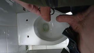 Extrême, toilettes publiques, pissé sur une bite femboy! Buvez l’urine de grosses bites non circoncisées ! Deux fes