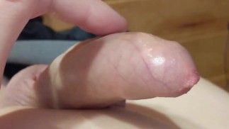 Jemné přejíždění jedním prstem po mém citlivém péru vedlo k nečekanému polohands-free spermatu :)