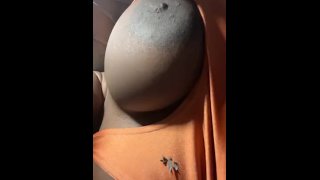 Busty bbw avec vibrateur regarde mon mamelon grandir